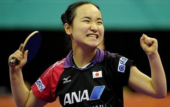 主教练化身超级英雄，他从海里救出2名女孩