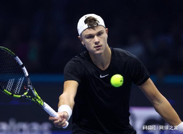 主教练化身超级英雄，他从海里救出2名女孩